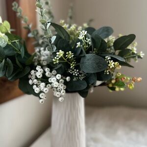 10 assorted pieces Elegant Green and White Floral Arrangement